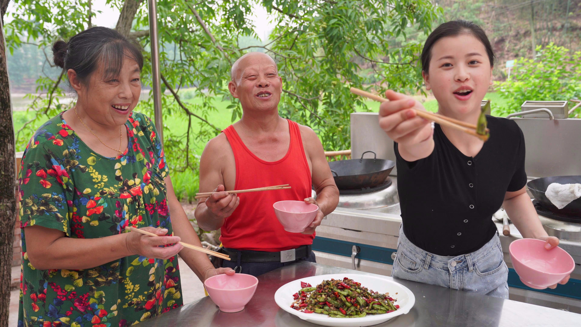伯爷说炒干煸四季豆要带点汤汁,刚好触及了我的专业